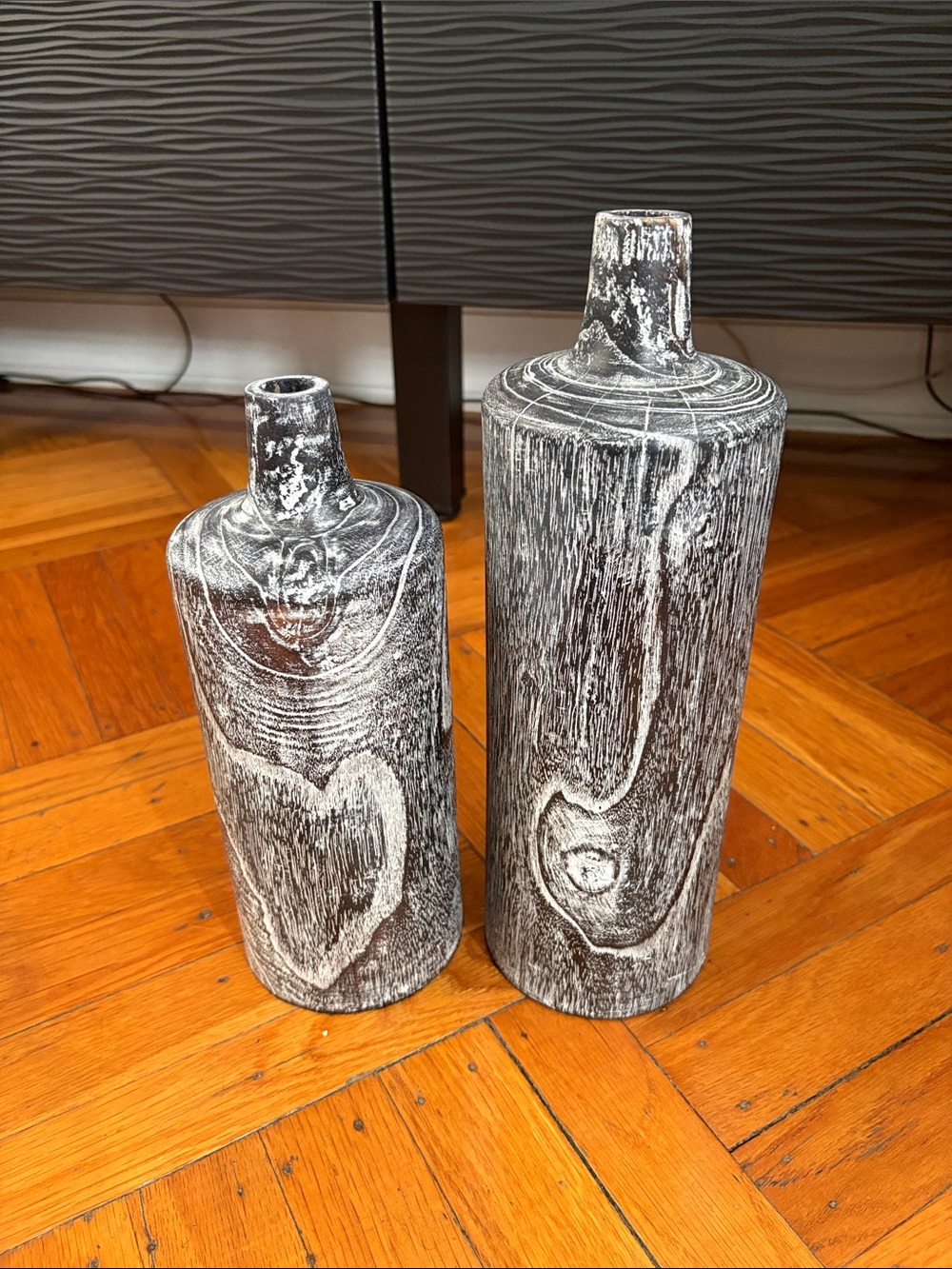 2 vases grey and white